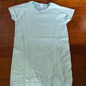 Ivivva Swiftly tee in soft mint perfectly  like new sz 12
